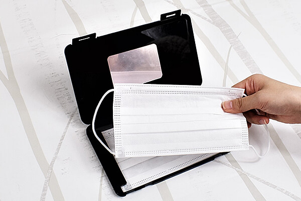 スリーコインズ「マスクケース」衛生的に保管できて、好きなところに貼れるミラーつき！ の画像5