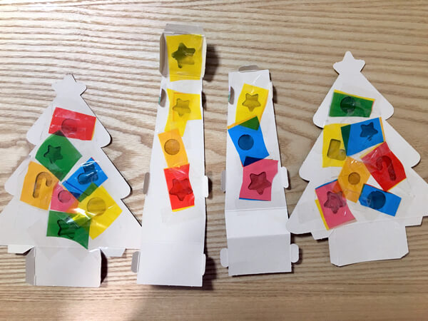 裏から色セロハンを切ってセロハンテープで貼る