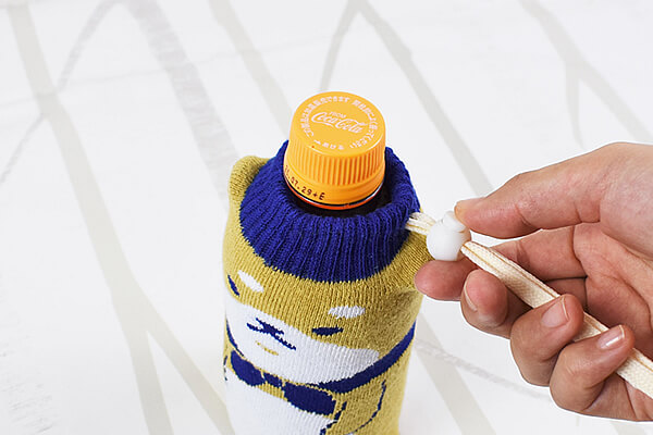 【ダイソーVSセリア】100均「ペットボトルホルダー」対決！　アニマル柄のニット生地がよく伸びて便利の画像3