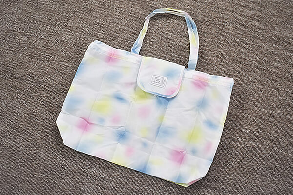 スリーコインズ「バッグカバーハンドル付タイダイ柄」エコバッグとしても使える防水カバー！の画像1