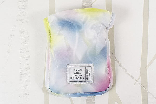 スリーコインズ「バッグカバーハンドル付タイダイ柄」エコバッグとしても使える防水カバー！の画像3