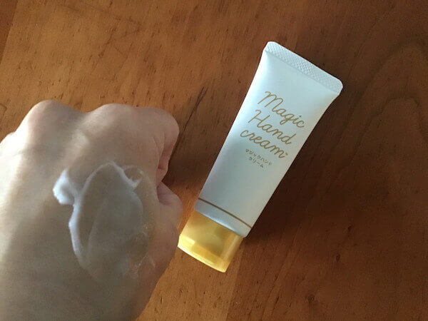 マジックハンドクリームを手の甲にのせた状態