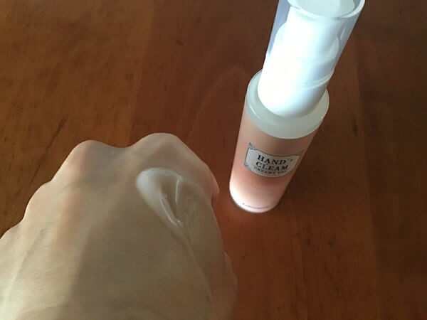 クリーミージェルを手の甲にのせた状態