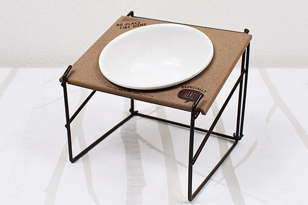 スリコ（3COINS）の「テーブル付きフードボウル」ペットの成長に合わせて食べやすい位置にエサを置ける！の画像1