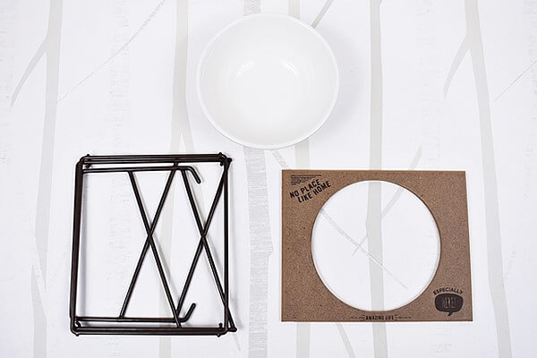 スリコ（3COINS）の「テーブル付きフードボウル」ペットの成長に合わせて食べやすい位置にエサを置ける！の画像3