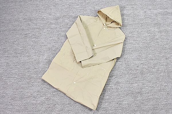 スリコ（3COINS）の「レインコート ロゴ柄」で、傘よりもレインコートの時代到来!? の画像1