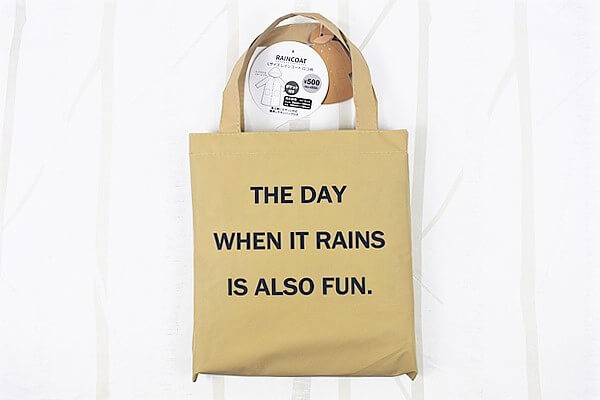 スリコ（3COINS）の「レインコート ロゴ柄」で、傘よりもレインコートの時代到来!? の画像2