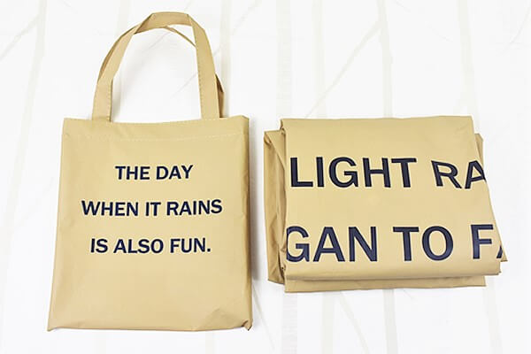 スリコ（3COINS）の「レインコート ロゴ柄」で、傘よりもレインコートの時代到来!? の画像3