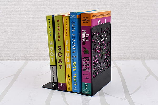 【ダイソーVSセリア】100均「ブックエンド」対決！　インテリアに合わせて選べるおしゃれなデザインで本棚の整頓に役立つの画像4