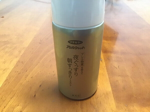 本体は金色で黒の文字のみのスッキリデザイン