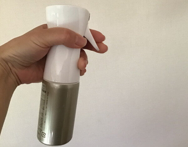 指２本でレバーを引いています