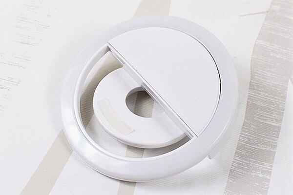 スリコ（3COINS）の「セルフィーリングライト」は、リモート会議の映りに悩む女性の救世主!?の画像1