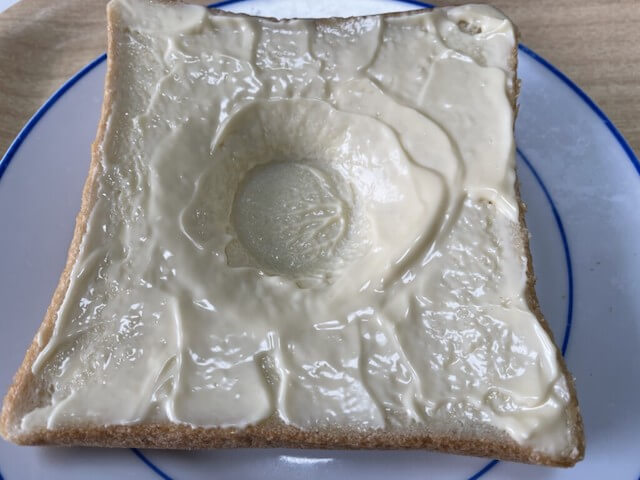 『家事ヤロウ!!!』【揚げないハムカツエッグトースト】、ソースをかけると「まさにハムカツ」！　まろやか卵にソースが絶品だった！の画像3