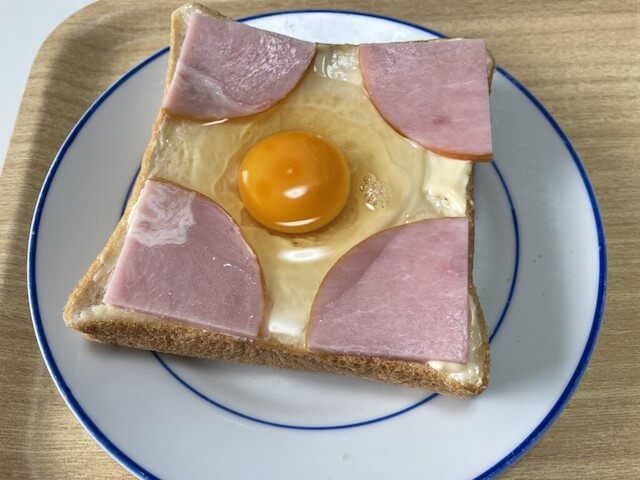 『家事ヤロウ!!!』【揚げないハムカツエッグトースト】、ソースをかけると「まさにハムカツ」！　まろやか卵にソースが絶品だった！の画像4