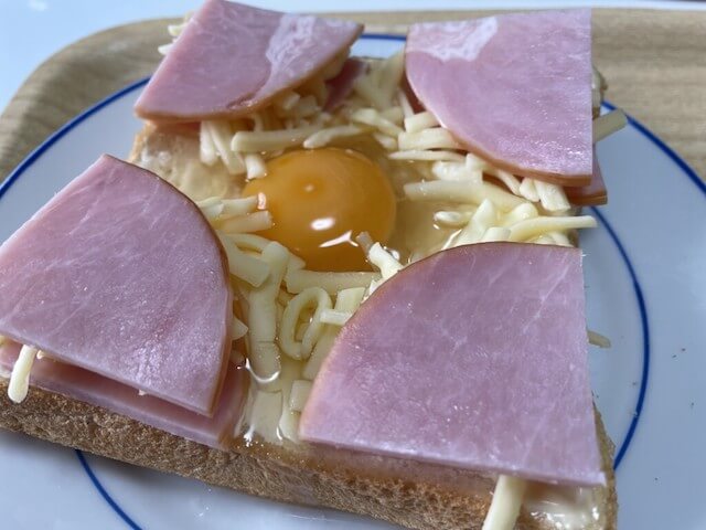 『家事ヤロウ!!!』【揚げないハムカツエッグトースト】、ソースをかけると「まさにハムカツ」！　まろやか卵にソースが絶品だった！の画像6