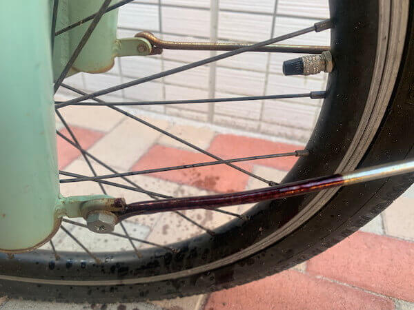 泥よけステー部分スプレー後30秒程で色が変わる