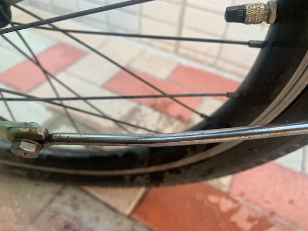 泥よけステー部分スプレーして10分後に水で洗い流してスポンジで軽くこすったところ