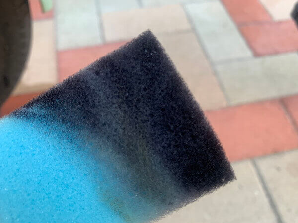 使用後のスポンジは色が染まった