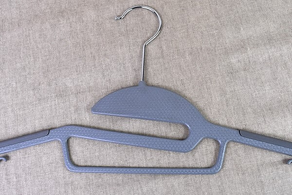 スリコ（3COINS）の「伸び防止ハンガー」なら、首元がヨレヨレの悲しいあるあるを解消！の画像2