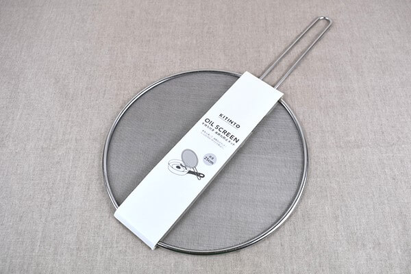 スリコ（3COINS）の「手持ち付き油跳ね防止ネット」なら被せるだけで油跳ねを防ぎ、後片づけも簡単！の画像1