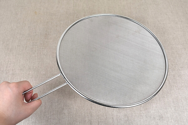 スリコ（3COINS）の「手持ち付き油跳ね防止ネット」なら被せるだけで油跳ねを防ぎ、後片づけも簡単！の画像2