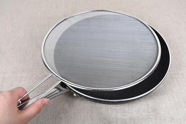 スリコ（3COINS）の「手持ち付き油跳ね防止ネット」なら被せるだけで油跳ねを防ぎ、後片づけも簡単！の画像4