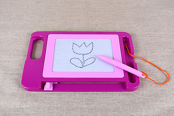 【100均レビュー】セリア「お絵かきグッズ」は、紙もペンもいらず消すのも簡単！の画像3