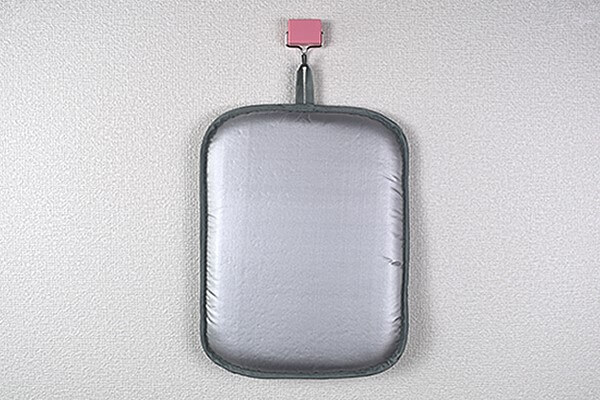 スリコ（3COINS）の「アイロングローブ」はハンガーにかけたままアイロンがけ可能で時短に！の画像4