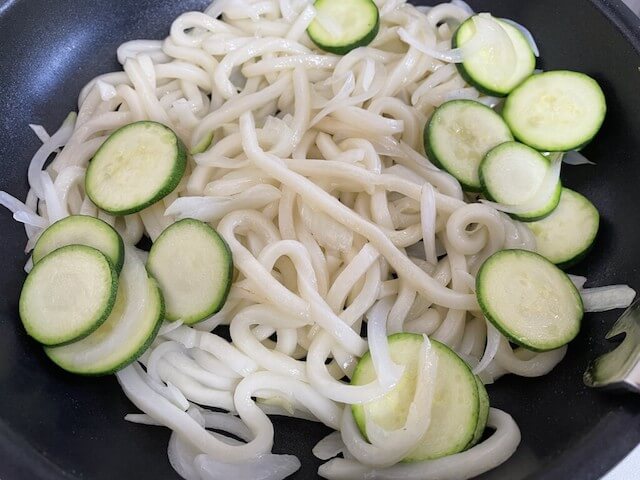 無印良品【焼きキーマカレーうどん】、めっちゃ手抜きなのに「ちゃんと作った感じ」出る！　夫を騙せそうな簡単レシピだったの画像3