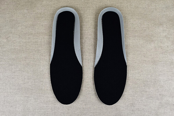 スリコ（3COINS）の「珪藻土入りカップインソール」、夏に足元の不快感が気になる人はチェック！ の画像1