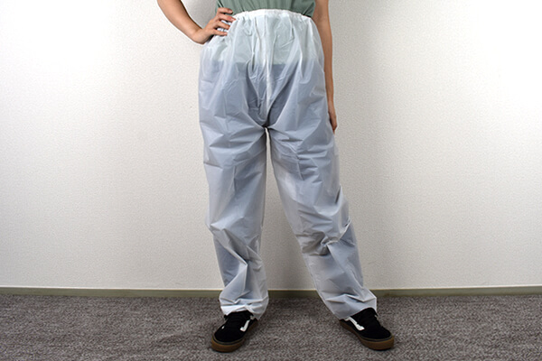 【100均レビュー】ダイソー「雨用グッズ」比較！　雨で服を濡らしたくない人におすすめの画像4