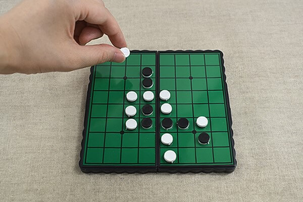 【100均レビュー】ダイソー「リバーシゲーム」比較！　頭脳戦が手軽に楽しめるゲーム、定番と変わり種のどちらが好み？の画像4