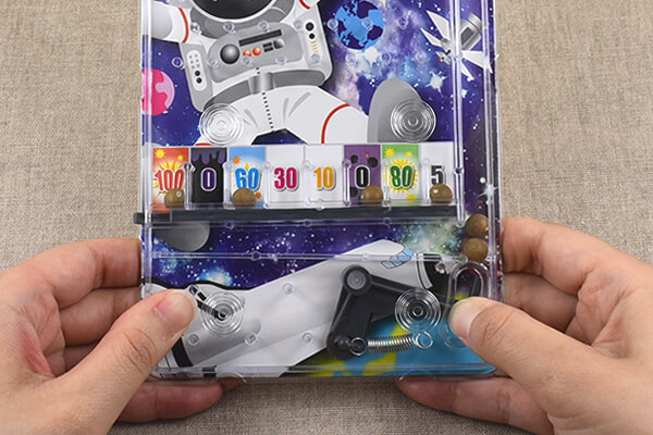 【100均レビュー】ダイソー「押して遊ぶゲーム」比較！　思わず熱中して盛り上がること間違いなしの画像7