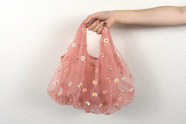 スリコ（3COINS）「フラワー刺繍ミニトート」は今っぽい透け感でデイジー柄が超キュート！の画像2