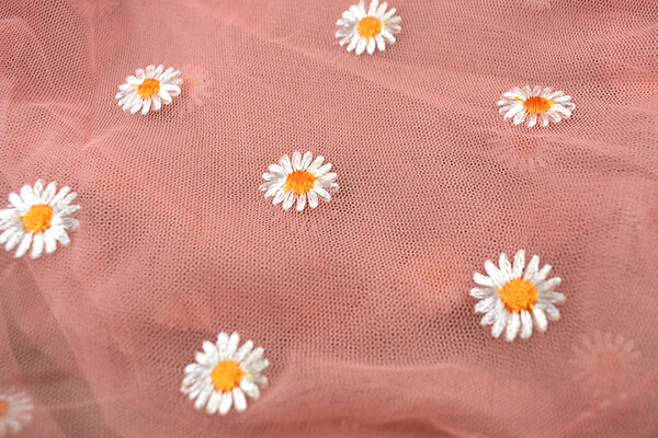 スリコ（3COINS）「フラワー刺繍ミニトート」は今っぽい透け感でデイジー柄が超キュート！の画像4