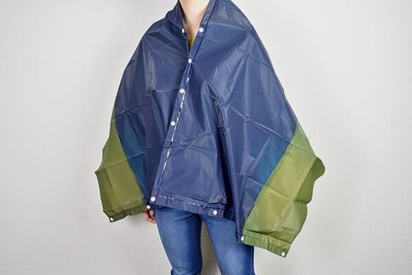 スリコ（3COINS）「4WAYレインストール」は、4通りに使える便利な雨具！　ブランドバッグもこれがあれば安心!?の画像3