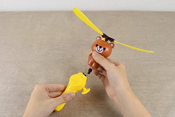 【100均レビュー】ダイソー「飛ばす系おもちゃ」比較！　子どもと一緒に空高くテイク・オフ!?の画像3