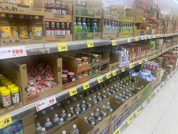 棚には段ボールのまま並べられた商品