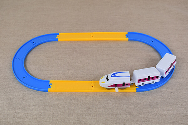 【100均レビュー】ダイソー「走るおもちゃ」比較！　100均とは思えない「フリクション走行」システムに感動！の画像4