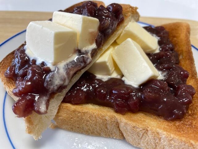 赤城乳業【かじるバターアイス】、「食パン×小倉」アレンジは簡単おいしい！　トーストのサクサク感とアイスが合う新感覚の画像4