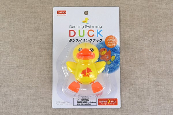 【100均レビュー】ダイソー「水場で遊べる生き物おもちゃ」比較！　バタバタ泳ぐアヒルとフワフワ浮くクラゲ、どっちで遊ぶ？の画像2