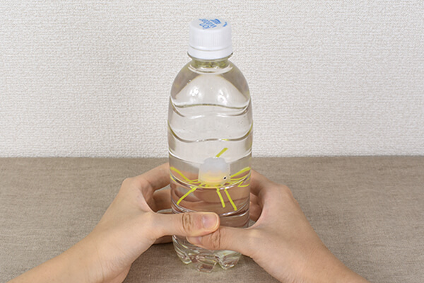 【100均レビュー】ダイソー「水場で遊べる生き物おもちゃ」比較！　バタバタ泳ぐアヒルとフワフワ浮くクラゲ、どっちで遊ぶ？の画像6