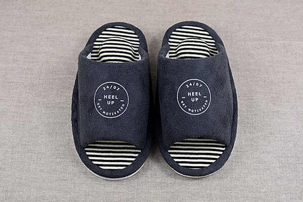 スリコ（3COINS）「かかとアップスリッパ」は足つぼを刺激し履くだけで姿勢矯正!?の画像1