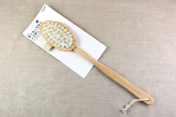 スリコ（3COINS）「取り外し可能なツボ押しブラシ」柄を外して手に装着できるので便利！の画像1