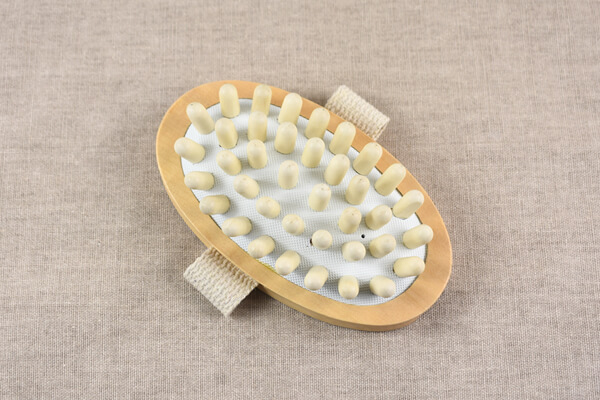 スリコ（3COINS）「取り外し可能なツボ押しブラシ」柄を外して手に装着できるので便利！の画像3