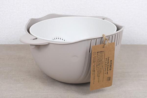 スリコ（3COINS）「ザル＆ボウルセット」ボウルがフタ代わりになって水切りラクラク！の画像1