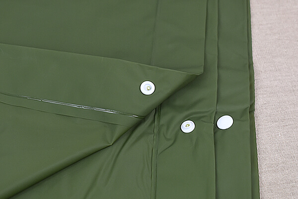 スリコ（3COINS）「大判レインポンチョ」余裕のあるサイズ感で動きやすく手提げ袋つきで持ち運びに便利！の画像5