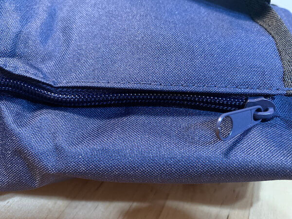 ファスナーは生地と同色なので目立たない