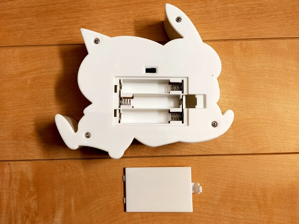 ウラに電池を入れる場所があります