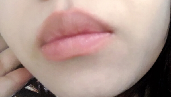 唇が少し落ち着いた色に。塗り心地も◎。（C）サイゾーウーマン